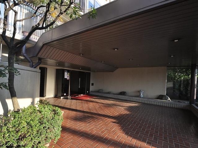 Entrance. Zon'nenhaimu Tanashi Entrance