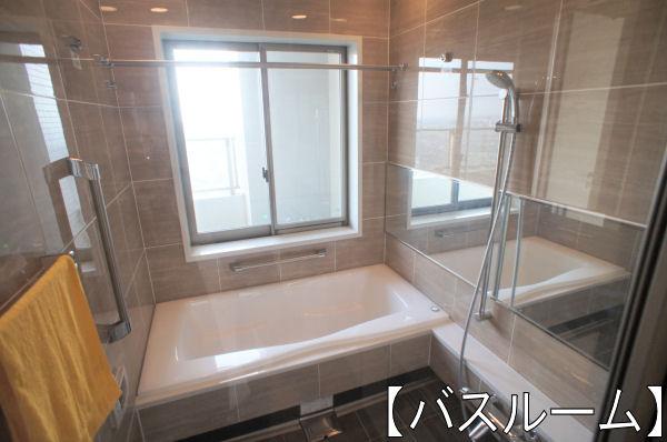 Bathroom. Airy have a window in the bathroom ・ Ventilation good