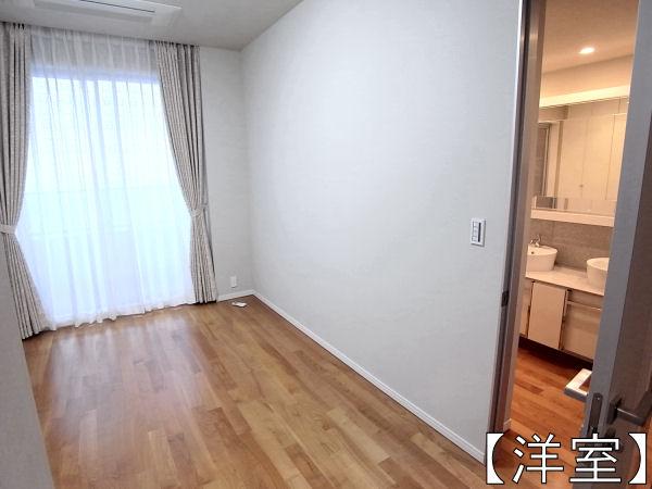 Non-living room. Wash room in the main bedroom ・ There is a door leading to the bathroom