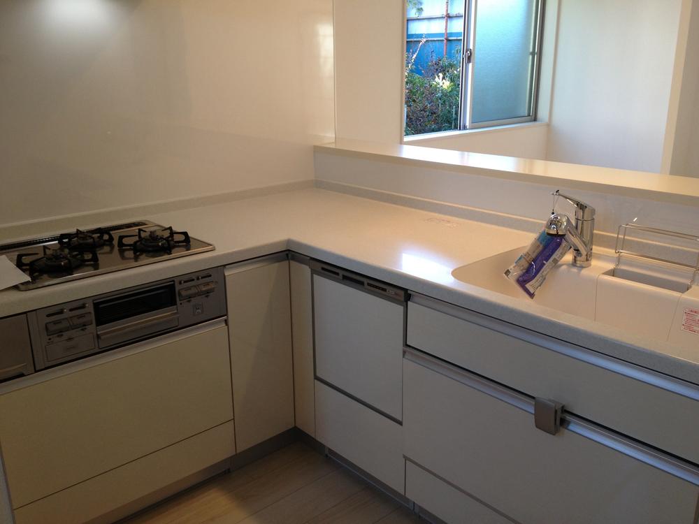 Kitchen. Indoor (11 May 2013) Shooting It is L-shaped face-to-face kitchen.  [Dishwasher ・ With water purifier] 