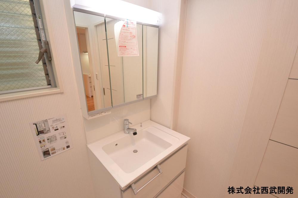 Wash basin, toilet. Indoor (12 May 2013) Shooting