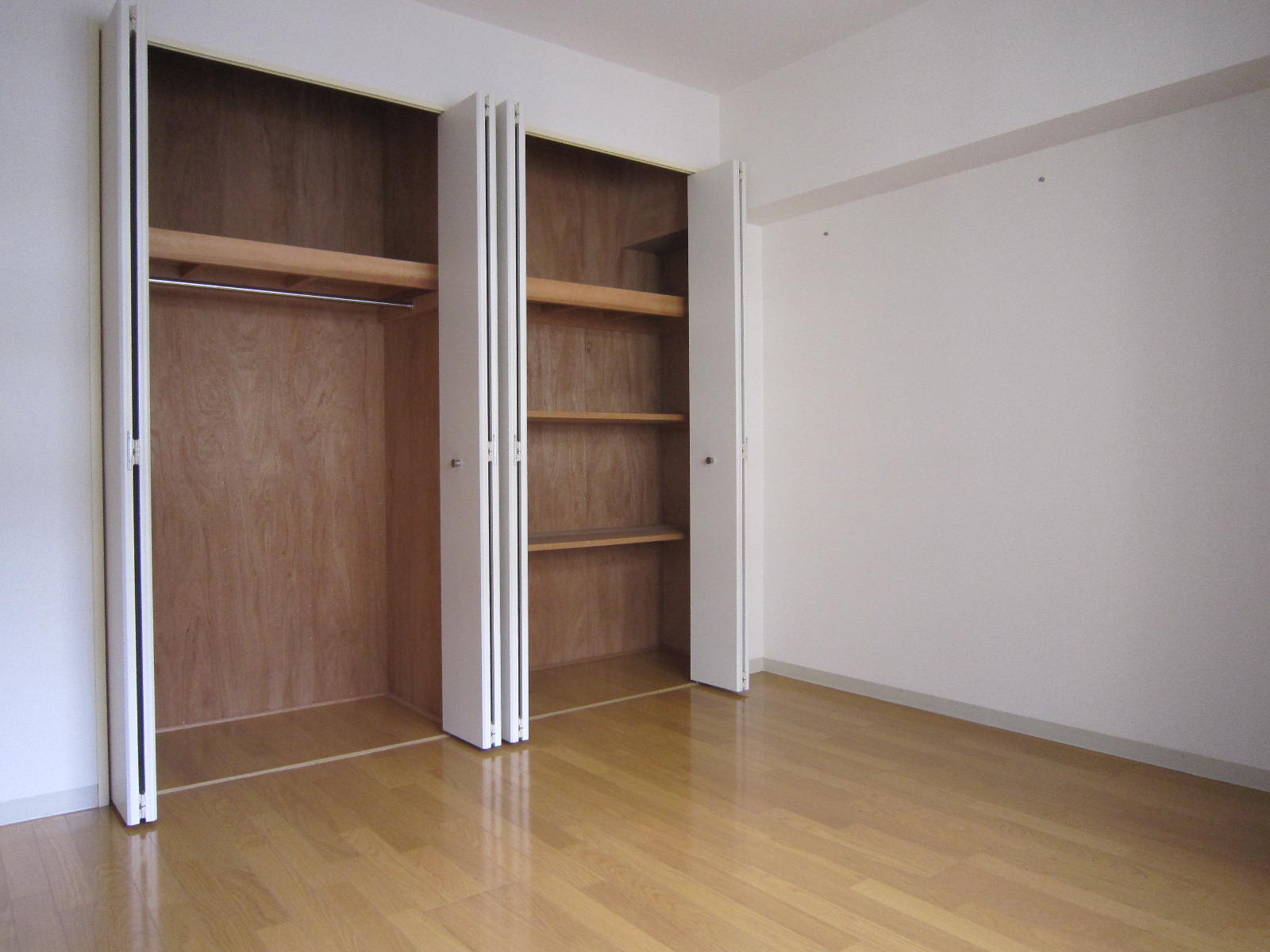 Other room space. Store plenty of Western-style (1)