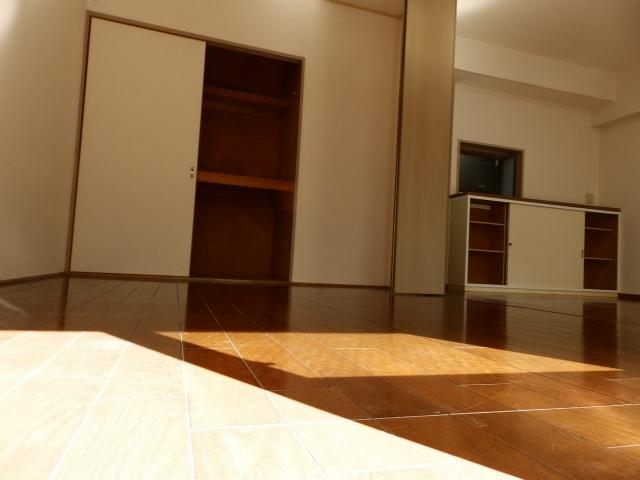 Living. Living is equipped with feet warm floor heating.