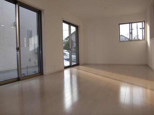 Same specifications photos (living). Ahead is the living room of the finished properties. This property also has two sides sash to the south.