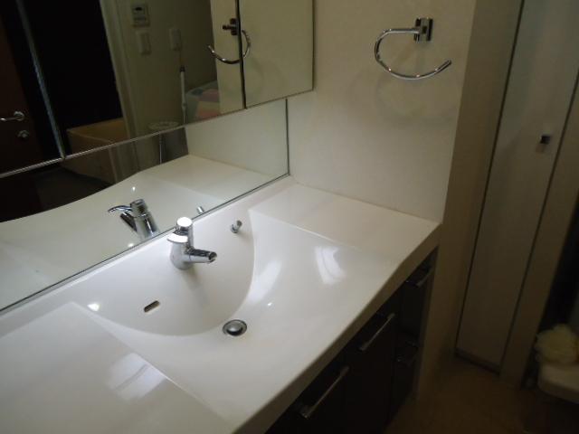 Wash basin, toilet. Indoor (12 May 2013) Shooting