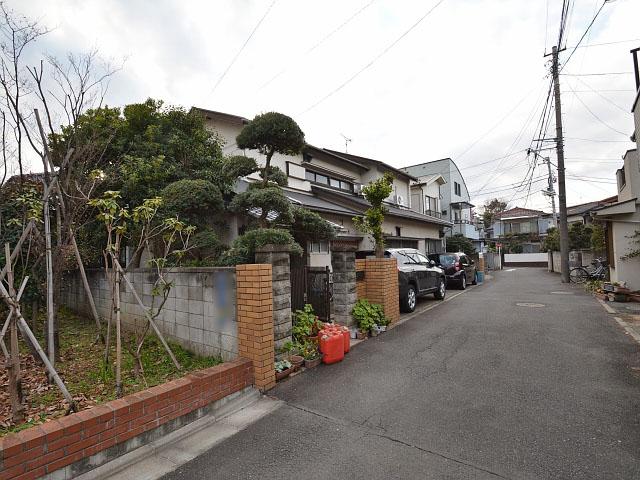 Local photos, including front road. Nishitokyo Hibarigaoka 2 contact road situation 2013.12.23 There Furuya