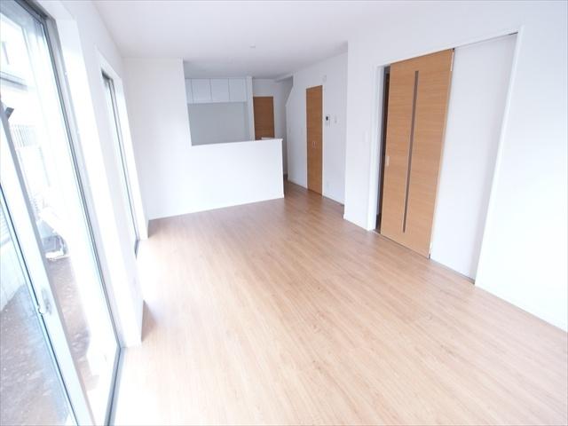 Living. LDK is spacious 19.12 Pledge. Sunlight from large windows plenty