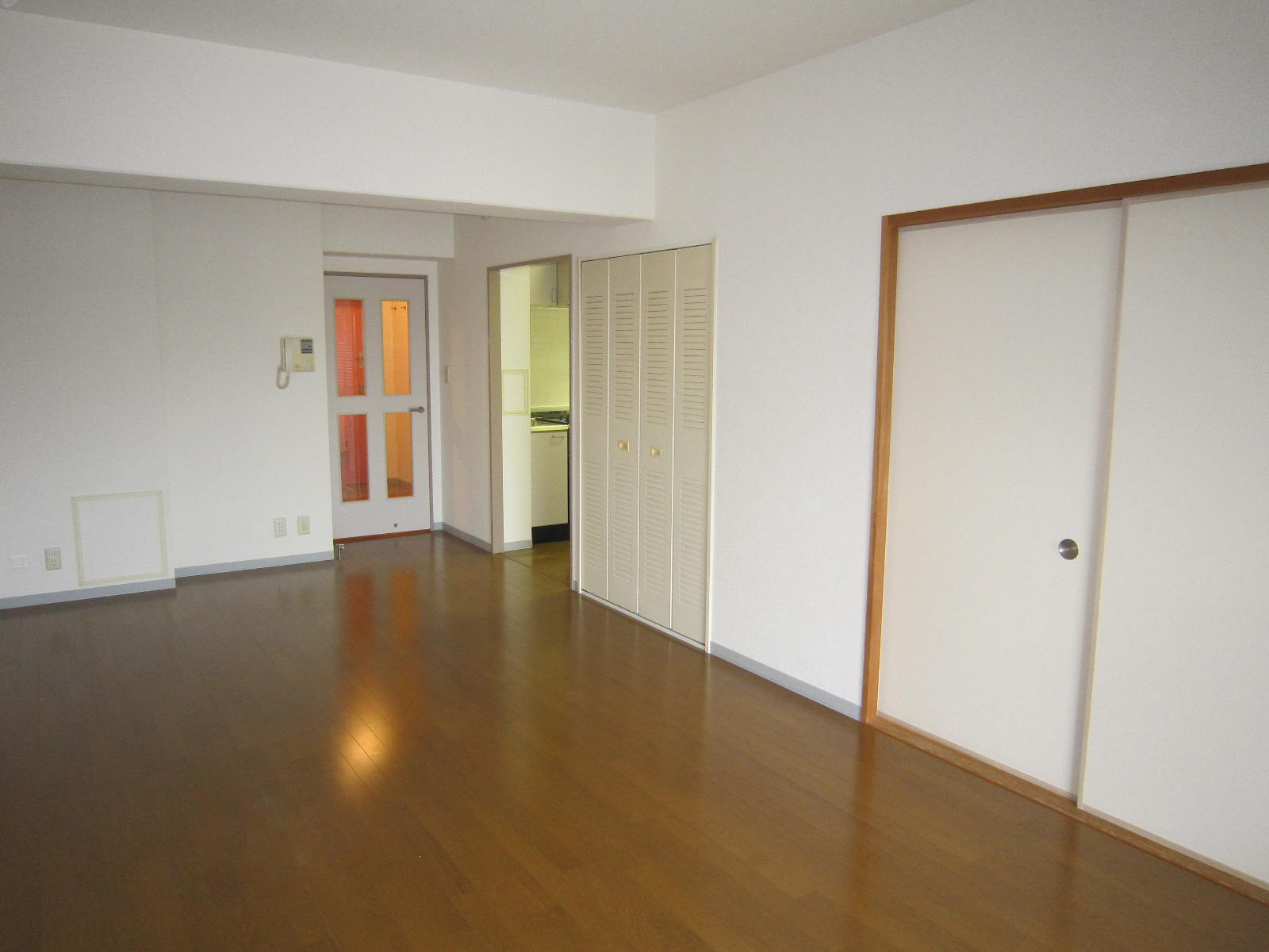 Living and room. 12-mat-sized spread of living