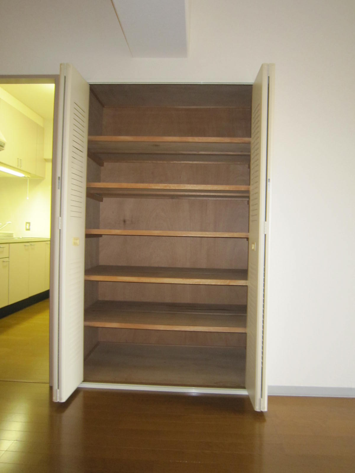 Receipt. There compartment in the living room