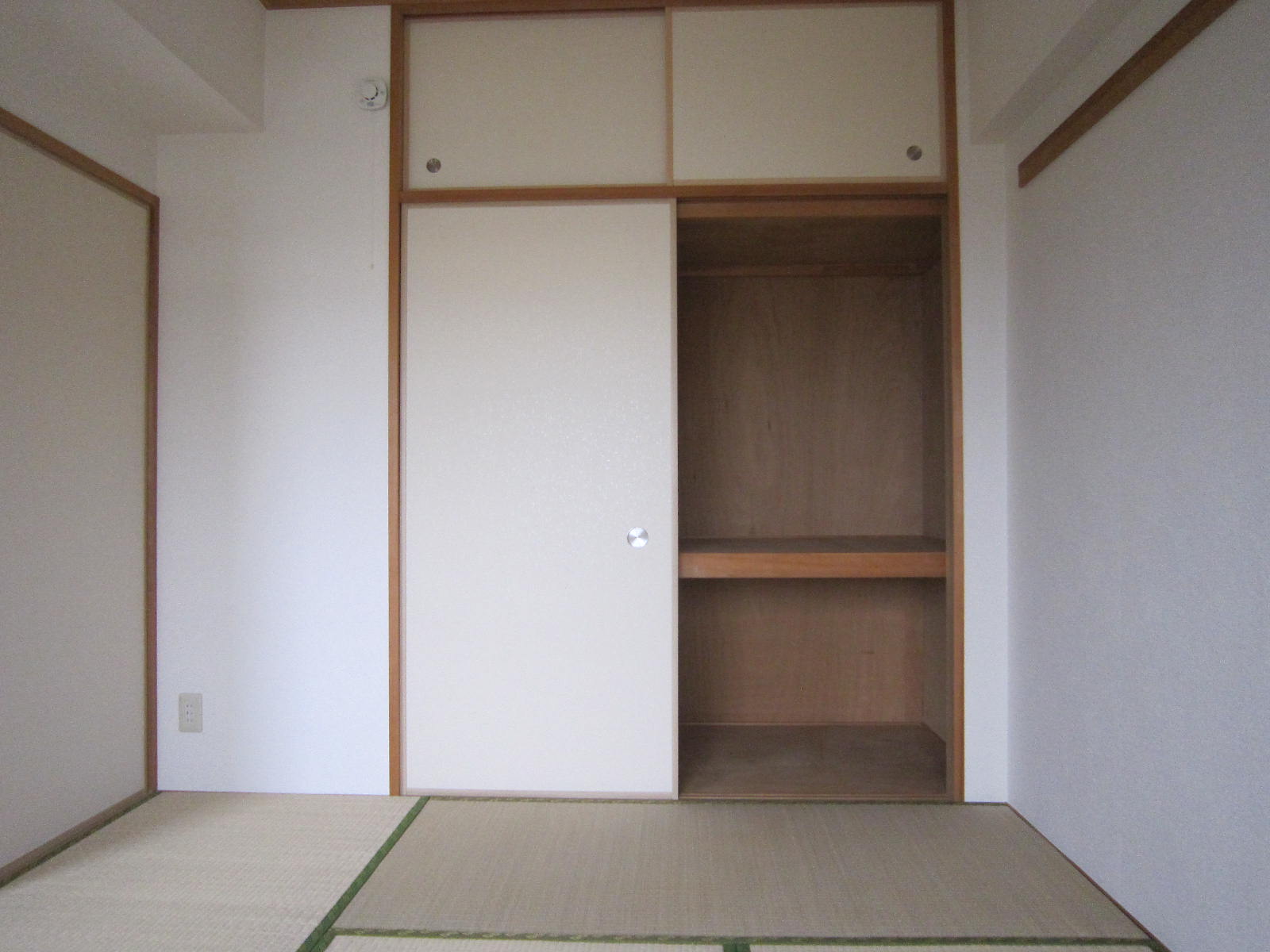 Receipt. There is excellent storage capacity of the closet in the Japanese-style room