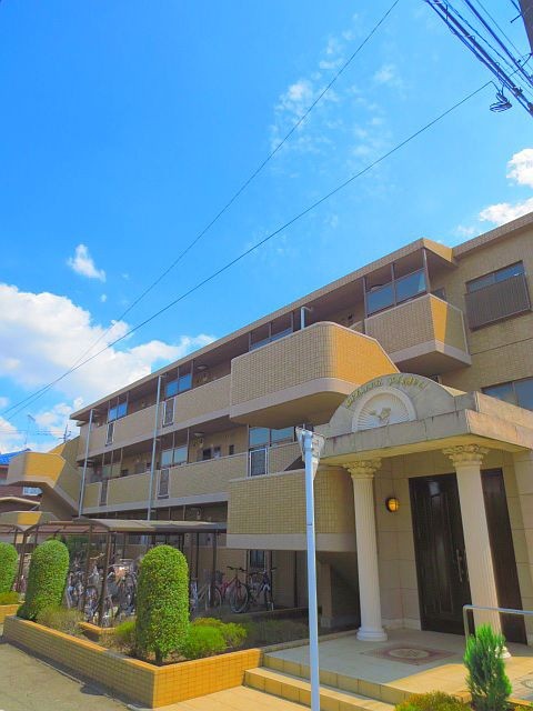 Building appearance. There is also a feeling of luxury to the entrance