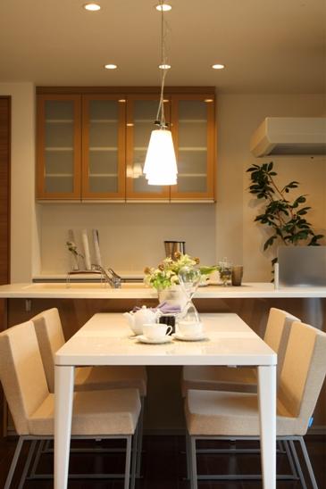 Kitchen. Hanging cupboard with no kitchen is open space. Dining services to the dining is easy to flow line from the counter kitchen. (April 2013) Shooting