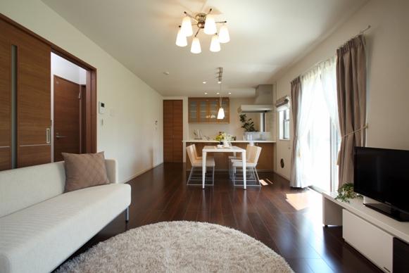 Living. 14.75 Pledge of south-facing LDK. Views from the kitchen to the living room, It is a welcoming space while feeling the signs of family. (April 2013) Shooting