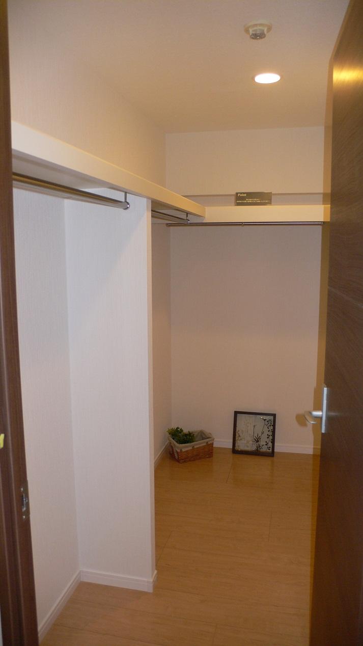 Receipt. Walk-in closet with a storage capacity (August 2013) Shooting