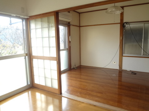 Living and room. Per day in the first floor a good kitchen and a Western-style room