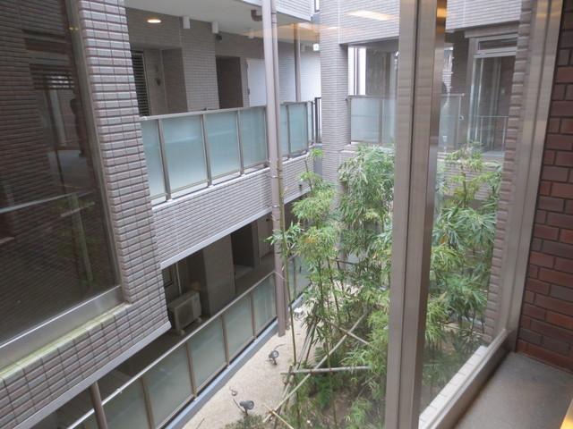 Garden. Brillia Hibarigaoka courtyard