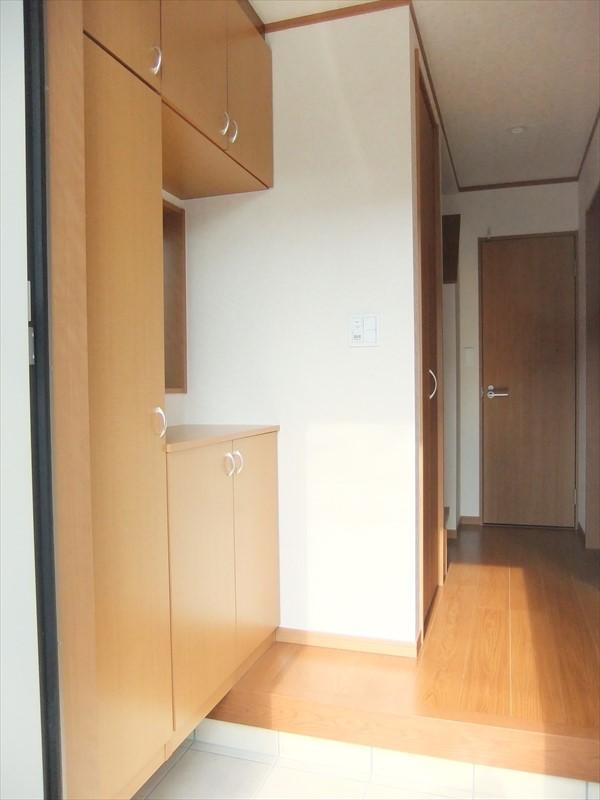 Entrance. Entrance storage is plenty.