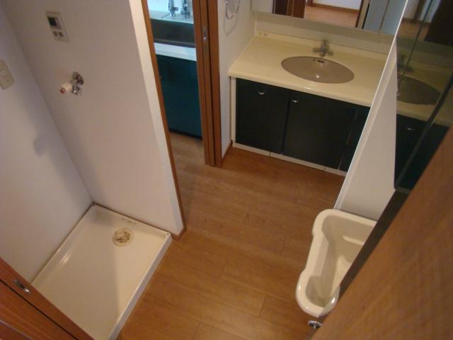 Wash basin, toilet. Indoor (11 May 2013) Shooting