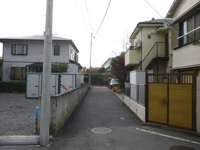 Local photos, including front road. North, Ventilation is good by the adjacent land passage of about 4m. 