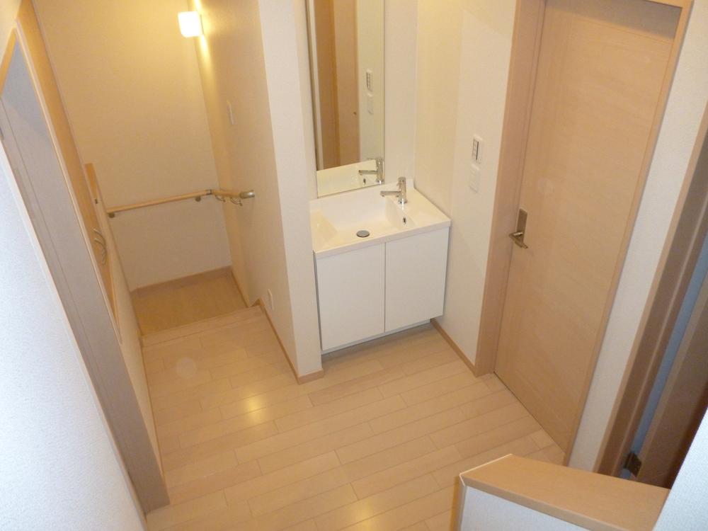 Wash basin, toilet. Thank wash basin is on the second floor lobby