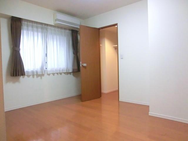 Non-living room. It is WIC with the 8 pledge of broad Western-style