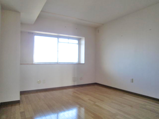 Other room space. Bright Western-style