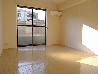 Living and room. Spacious Western-style 8.5 Pledge