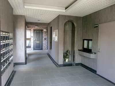 Entrance. entrance. There is a lift in the back