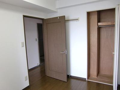 Living and room. The entrance side Western-style, Here also there is a wide.