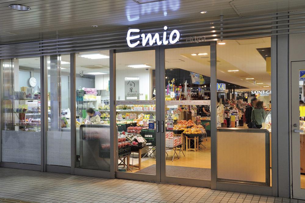 Shopping centre. Until Emio Hoya 390m