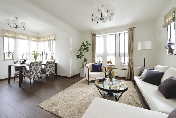 Living. About 13.6 tatami mats of living with bay windows counter ・ dining. Wrapped in light by the fact that a lot of providing a three-sided lighting and window, Passing wind passes comfortably. Likely to spend an elegant time with the family (sale Models House)