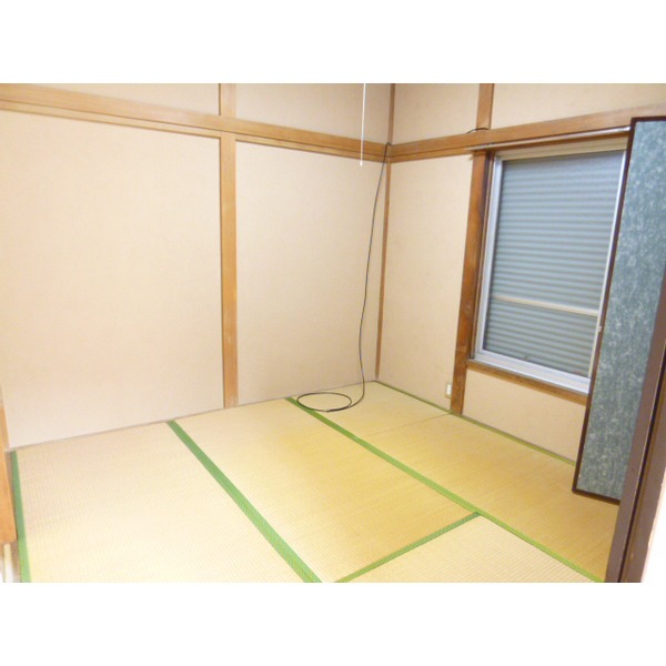 Living and room. All rooms with shutters