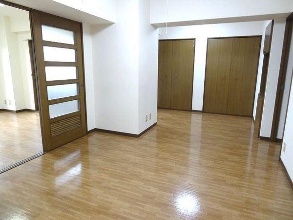 Living and room. There are pillars, You can cover a number of storage!