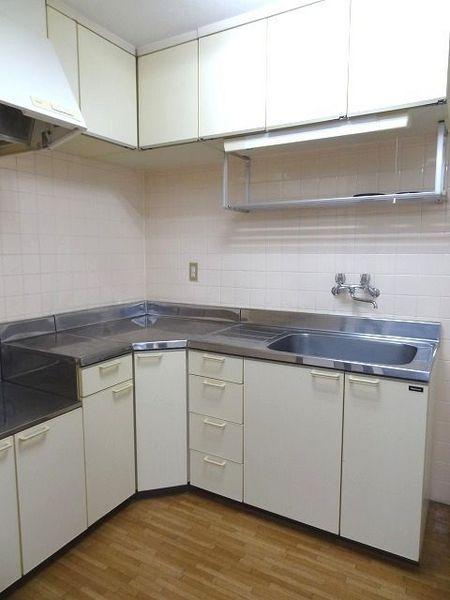 Kitchen. Independent kitchen! Sink is L-shaped type of. Two-burner stove correspondence