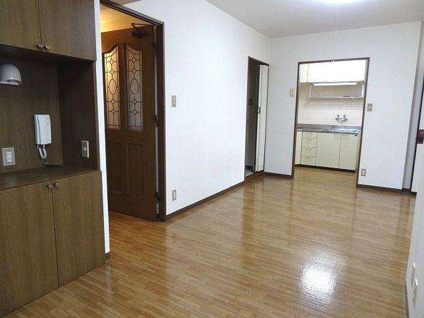 Living and room. TV jack from the storage ・ It is equipped with a telephone line.