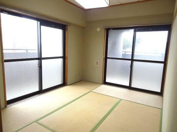 Living and room. As you can see also the brightness of the Japanese-style room!