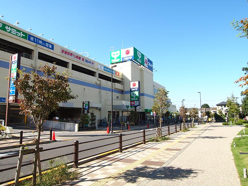Supermarket. 700m to Summit Mukodai the town shop