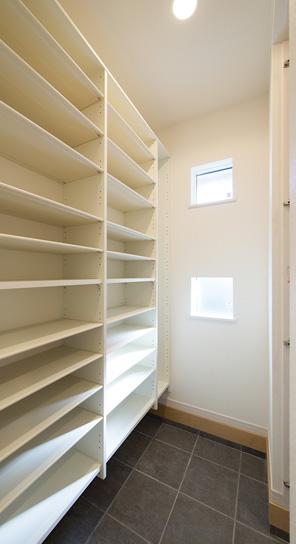 Shoes in cloak of large capacity. Shoes are also useful in course of outdoor goods storage (same specifications)