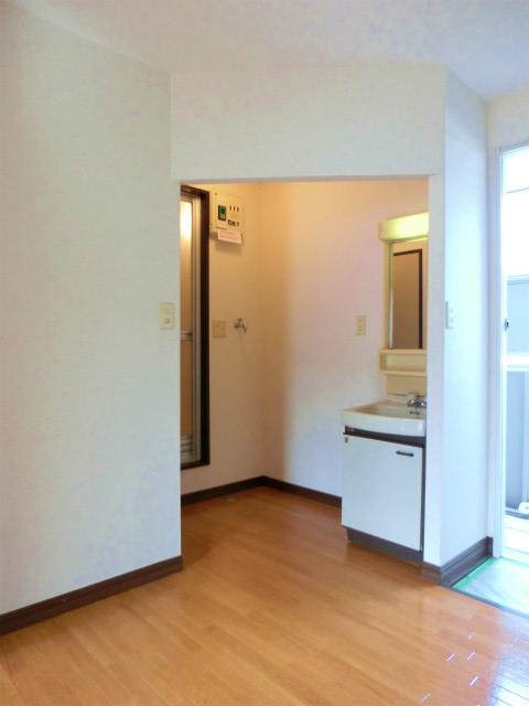 Washroom. (It is a photograph of the other rooms)