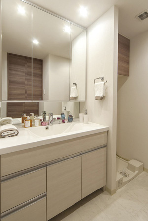 Bathing-wash room.  [Powder Room] A large mirror behind the vanity, Secure storage space. Cosmetics ・ You can organize and hair dressing.