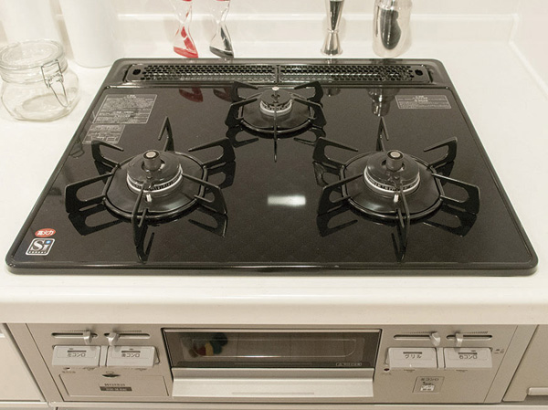 Kitchen.  [Glass top stove] Difficult dirty luck, Care is also easy glass top stove. Functionally support the cooking is equipped with a double-sided grill.