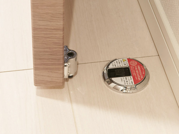 Other.  [Door catcher] In the living room door, Adopt a door catcher that can be easily fixed to the door by simply pressing lightly.