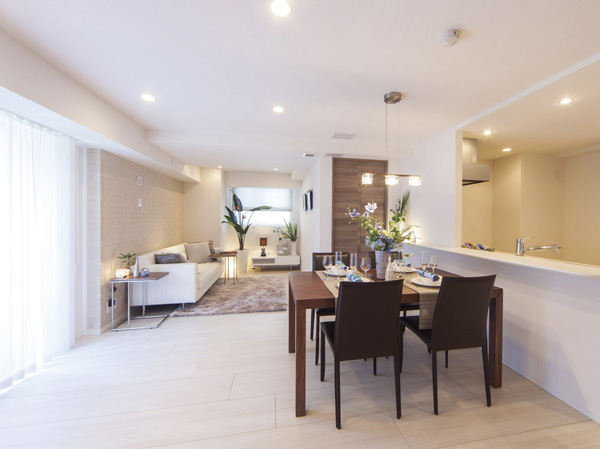 Room and equipment. All 27 Eucommia 18 households was on the corner dwelling unit set, Open-minded planning. From colorful opening, Family gather living ・ Including dining, Narrowing takes the sunshine and cool breeze to the full extent in each room, It produces a carefree living space. (Select Plan took a partition of the model room E-type (LDK / Application deadline Yes ・ Free of charge) is what was taken in May 2013. Also, And a part paid option, furniture ・ Furniture etc. are not included in the sale price)