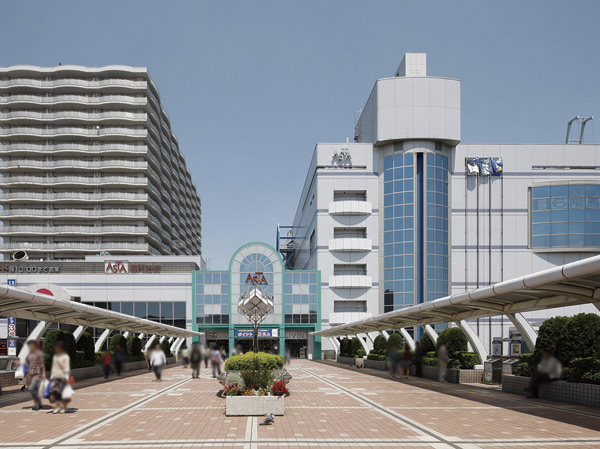 Surrounding environment. Including "Ito-Yokado", Such as grocery stores and eateries, Shopping mall that enter one's eaves of 90 stores near the shop "Tanashi Application specialty store Street", In addition to the wide variety of department to expand to seven floors, Large supermarket with up to Town Hall, "Livin 'Tanashi store". Way home, In two shopping spot lined up in front of the station, Thing is aligned almost everything you need in daily life. (Tanashi Application specialty store street / About 540m, 7-minute walk)