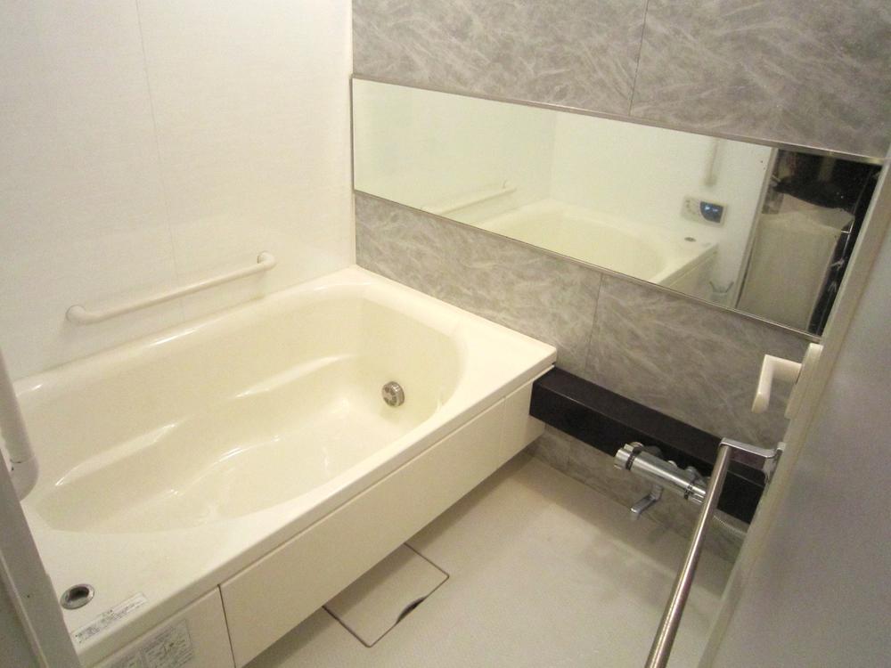 Bathroom. Full Otobasu