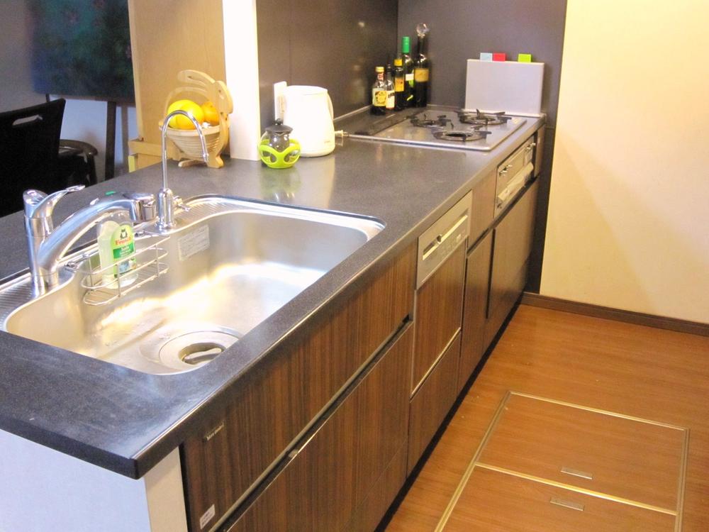 Kitchen. With dishwasher