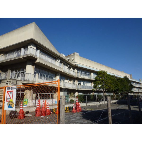 Junior high school. 640m to the West Tokyo City Akiraho junior high school (junior high school)