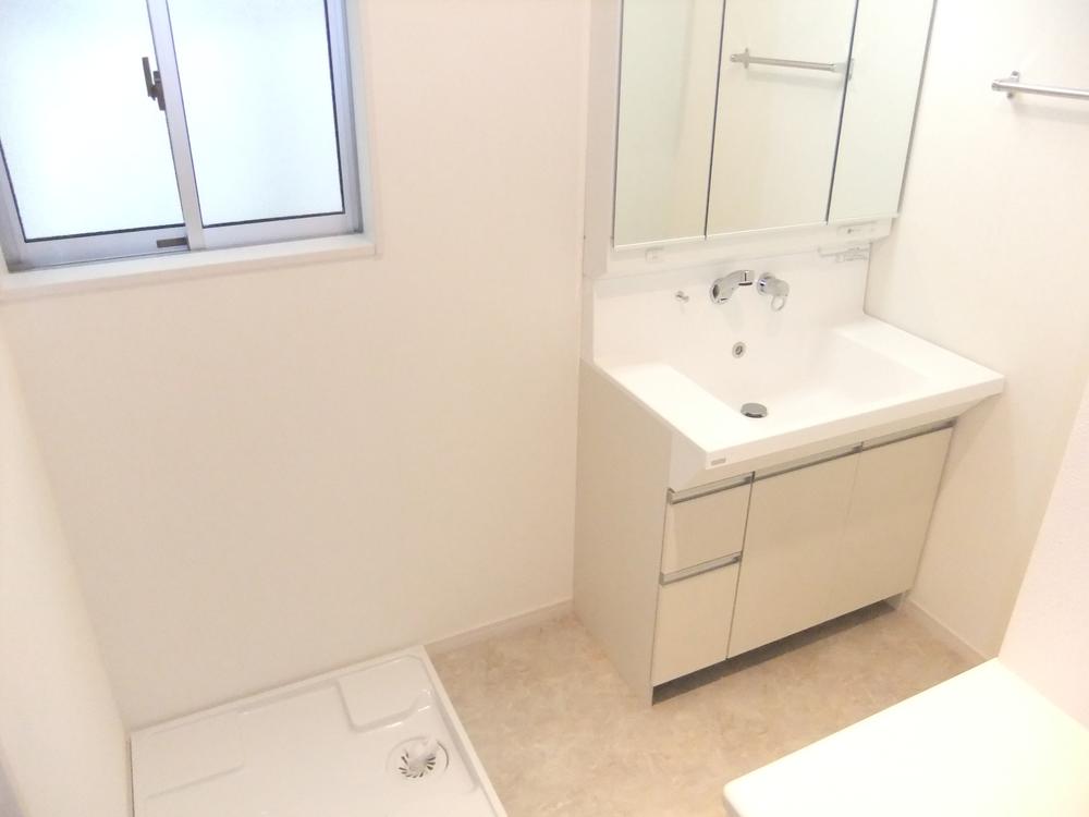 Wash basin, toilet. Wash basin