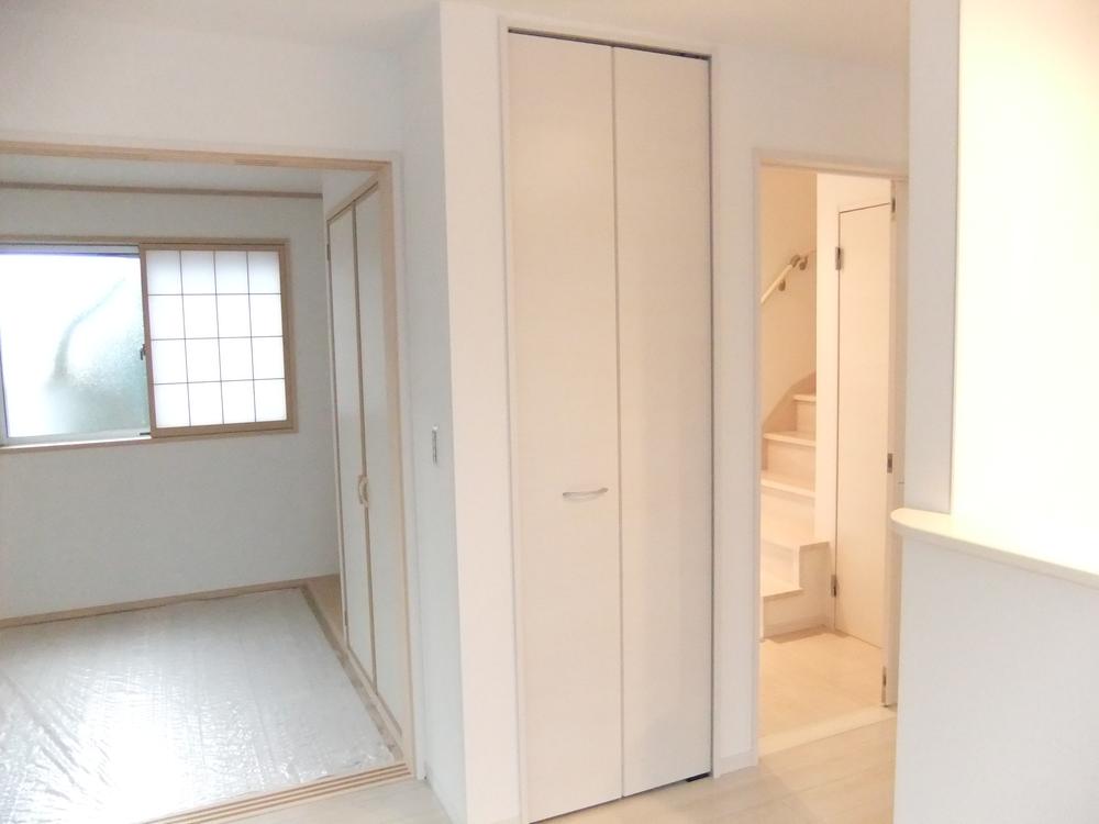 Living. Living storage