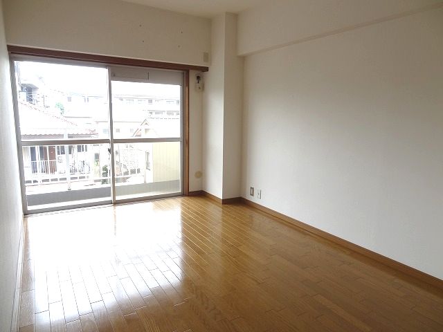 Living and room. Floor flooring, There is 1 groups air conditioning